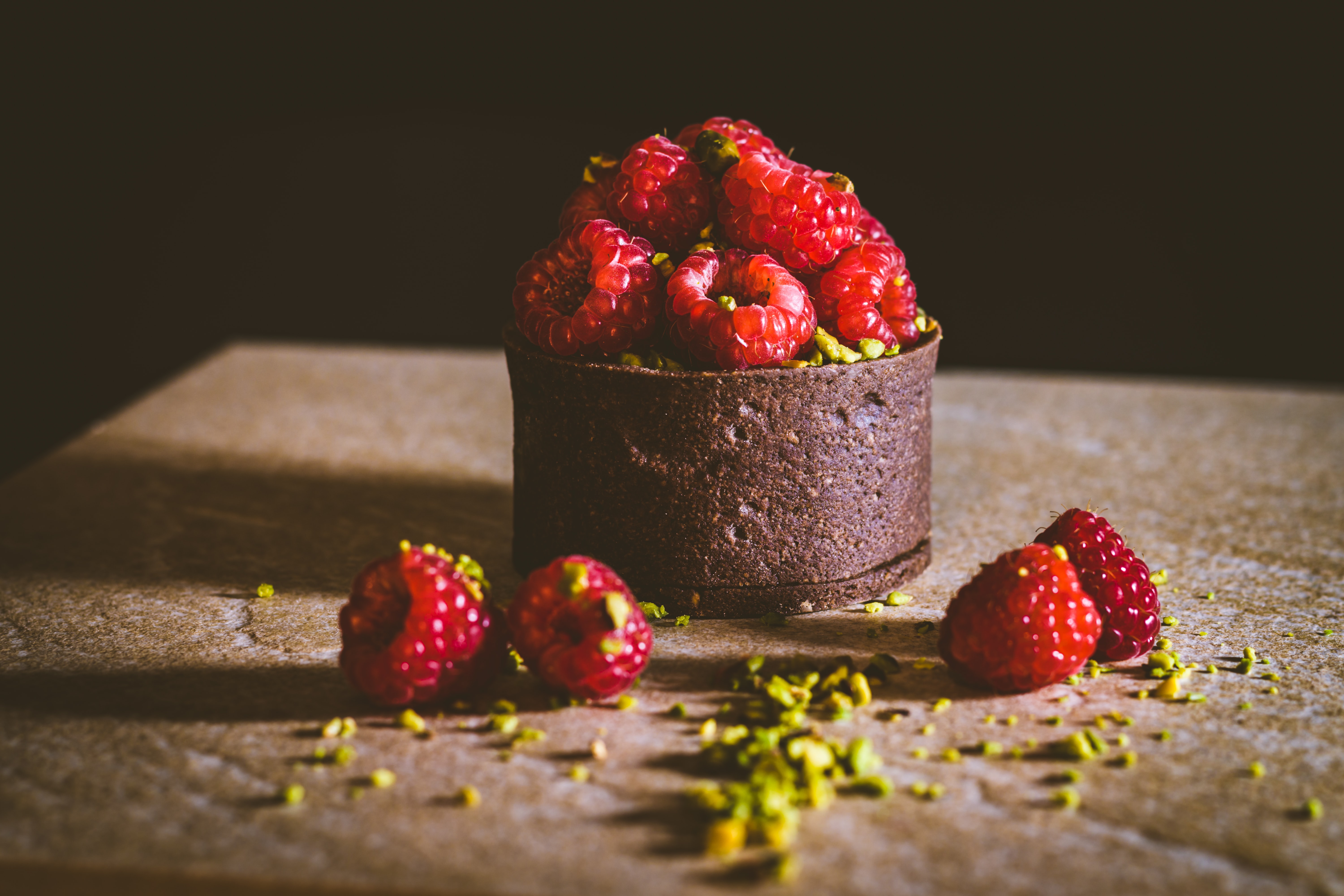 Pâtisserie au chocolat, framboises et pistaches Pâtisserie au chocolat, framboises et pistaches